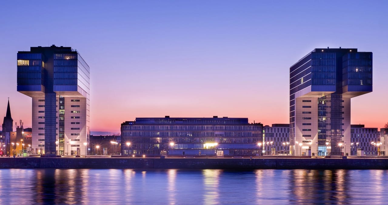 Die Kranhäuser im Kölner Rheinauhafen in der Abenddämmerung